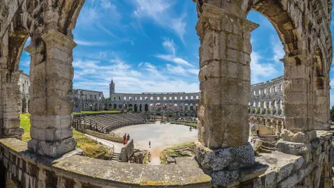 Leere Arena in Pula mit Himmel-placeholder
