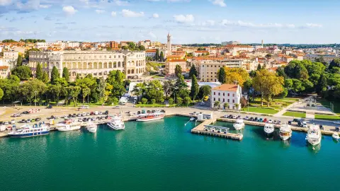 Pula mit Blick auf Hafen und Stadt-placeholder
