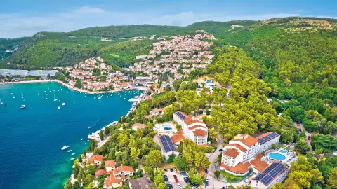 Blick auf eine Bucht im grünen in Rabac-placeholder