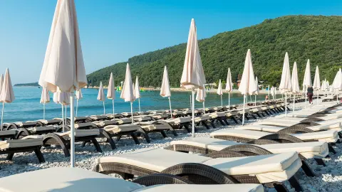 Liegebereich am Strand des Maslinica Hotels & Resorts-placeholder