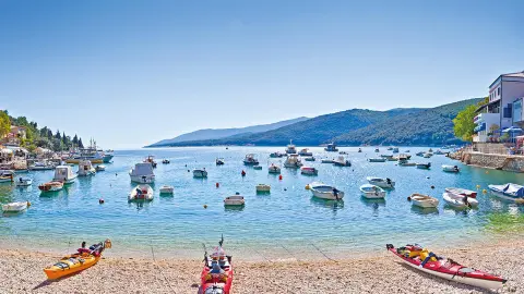 Boote und Kanus im Hafen von Rabac, am Strand-placeholder