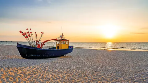 Misdroy – ein Fischkutter am Ostseestrand-placeholder