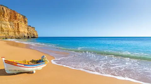 Strand an der Algarve mit Klippen und Boot-placeholder