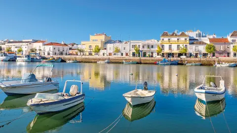 Der Urlaubsort Tavira mit Blick auf den Hafen-placeholder