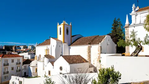 Blick auf weiße Häuser in Tavira-placeholder