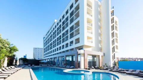 Außenansicht des Hotel TRYP Lisboa Caparica Mar in Portugal-placeholder