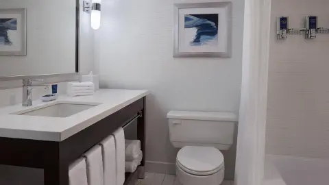 Hotelzimmer Bad im Four Points by Sheraton Hotel & Conference Centre-placeholder