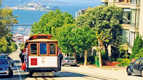 Cable Car in San Francisco mit Blick auf Alcatraz-placeholder