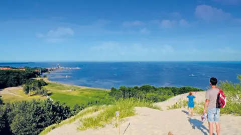 Touristen besichtigen die Kurische Nehrung-placeholder