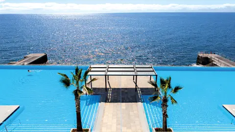 7066-71_Bluetenzauber-auf-Madeira_25_content_1920x1080px_Poolzugang_Meer-placeholder