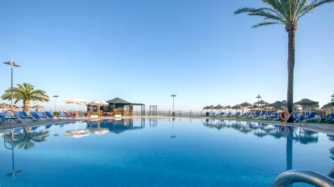 AGP111_Das-Beste-aus-Andalusien_KG_Hotel_bar_piscina-placeholder