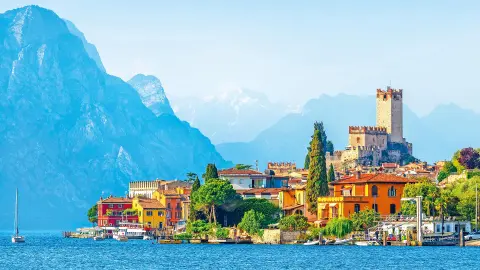Blick auf Malcesine mit Stadt und Bergen-placeholder