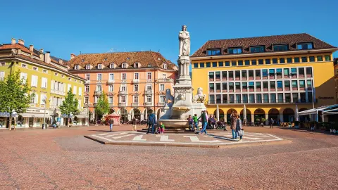 Platz mit Brunnen in Bozen-placeholder