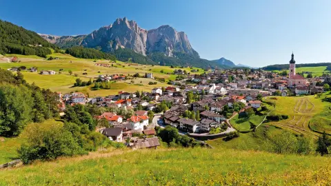 Kastelruth – die Heimat der „Spatzen“ Panorama mit Bergen-placeholder