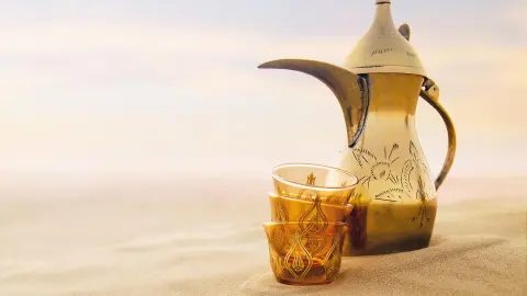 Wüsten-Picknick mit Kaffee, Tee und kleinen traditionellen Köstlichkeiten-placeholder