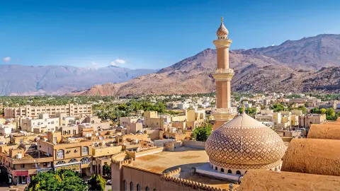 Plötzlich tauchen vor Ihnen die Palmenhaine der Oasenstadt Nizwa auf-placeholder