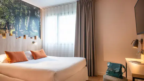 Hotelzimmer mit Doppelbett im Hotel Alteora Poitiers Futuroscope-placeholder