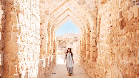 Frau im Torbogen des Fort Qal’at al- Bahrain-placeholder