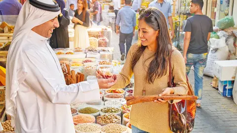 Arabischer Händler und Frau auf einem Souk in Bahrain-placeholder