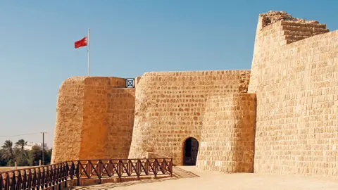 Fort Qal’at al- Bahrain mit wehender Fahne-placeholder
