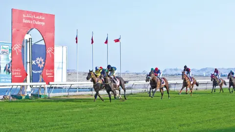 Pferdemit Jockeys auf der Pferderennstrecke beim Pferderennen in Bahrain-placeholder