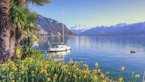 Montreaux mit Blick auf See mit Boot-placeholder
