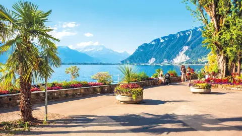 Flaniermeile von Montreux mit Bergpanorama-placeholder