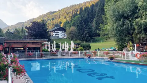 Outdoor Pool im Chalet Hotel Club Le Crêt in Morzine-placeholder