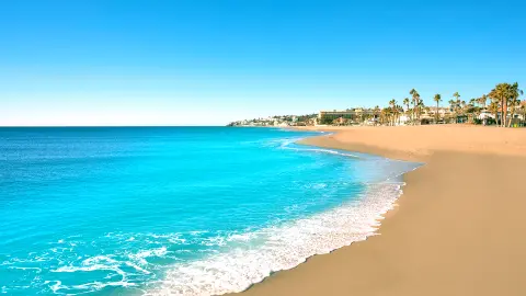 Playa de La Carihuela, Sandstrand in Torremolinos an der Costa del Sol in Spanien-placeholder