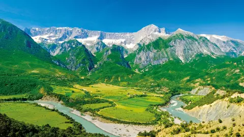 Blick auf die grüne Albanische Gebirgslandschaft-placeholder