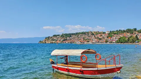 Boot auf dem Ohridsee mit Stadt im Hintergrund-placeholder
