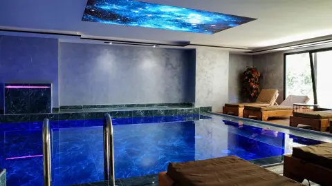 Indoor-Pool im Toer Hotel-placeholder