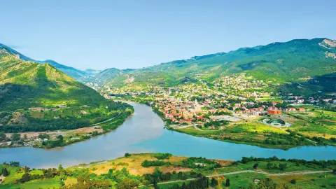 Blick auf Mzcheta mit Fluss und Stadt in den Bergen-placeholder