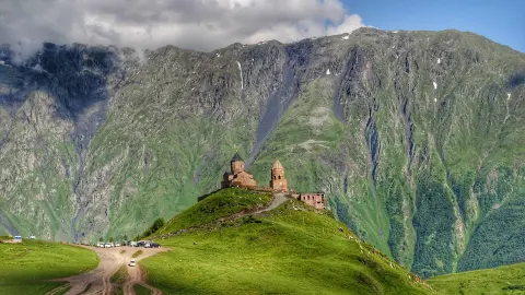  Dreifaltigkeitskirche mit Bergpanorama im Hintergrund-placeholder