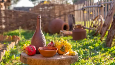 traditionell hergestellter Georgischer Wein-placeholder