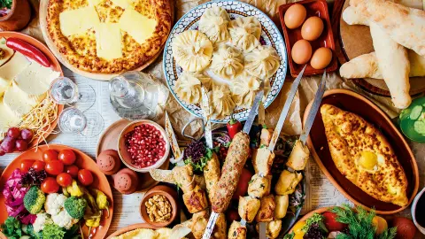 Platte mit Essen voller georgischer Spezialitäten-placeholder
