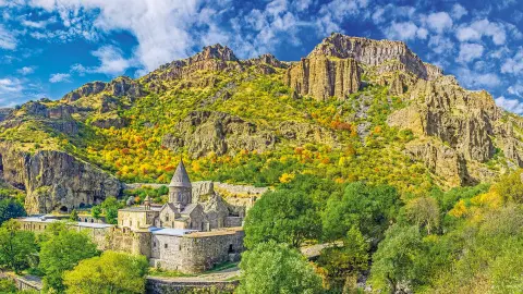 Kloster Geghard eingebettet in den Bergen-placeholder