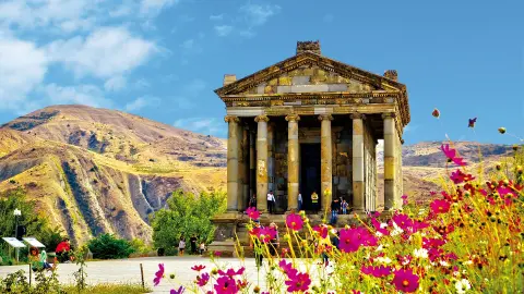 Tempel von Garni mit Blumen-placeholder