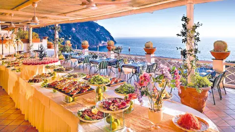 Buffet mit Meerblick im Sorriso Thermae Resort & Spa-placeholder