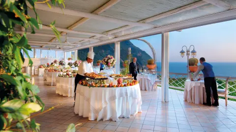 Terrasse mit Meerblick und Buffet im Sorriso Thermae Resort & Spa Hotel-placeholder