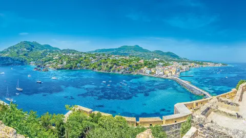 Panoramablick auf Ischia mit Meer-placeholder