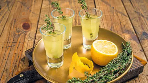 Tablett mit frischem Limoncello aus Zitronen-placeholder