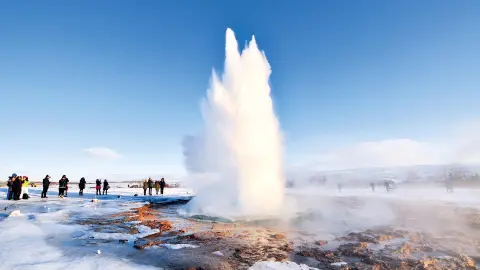 Strokkur-Geysir im Tal der Geysire -placeholder