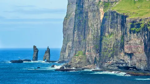 Felsformationen Risin und Kellingin auf einer Pauschalreise mit trendtours günstig entdecken-placeholder
