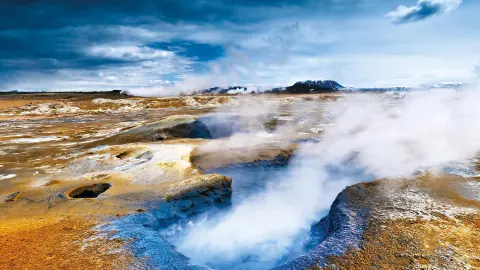 Geothermische Landschaft mit heißen Quellen und Dampf in Hverir, Island-placeholder