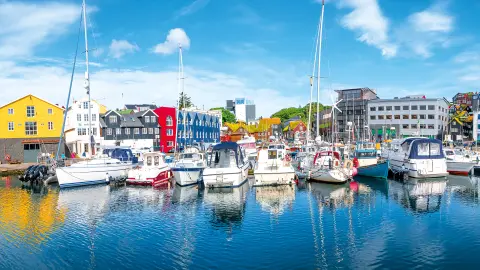 Hafen mit Booten in Tórshavn auf den Färöer-Inseln-placeholder