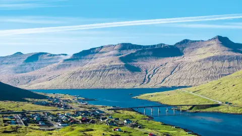 Panoramablick auf Leirvík Dorf mit Brücke über Fjord und Bergen auf den Färöer-Inseln trendtours Reisen-placeholder