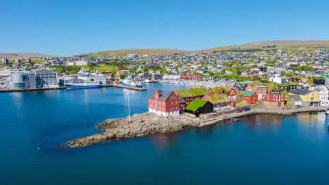 Hafenstadt Tórshavn auf den Färöer-Inseln mit bunten Häusern und Schiffen-placeholder