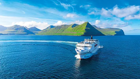 Kreuzfahrtfähre MS Norröna mit malerischer Landschaft im Hintergrund-placeholder