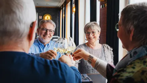 Mit Freunden anstoßen auf der MS Norröna-placeholder